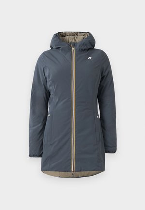 Veste isolante bleu marine avec capuche, fermeture éclair à l'avant et accent rayé coloré. Dispose de poches latérales et d'un doublure beige.