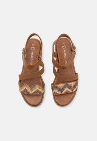 Sandali in pelle marrone con tessuto intrecciato a zigzag, cinturini regolabili e soletta imbottita. Taglia contrassegnata come 37.