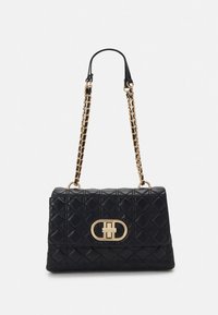 Sac à main en cuir noir matelassé avec une fermeture ovale dorée et une bandoulière chaîne. Présente une texture lisse et un motif en losange à l'extérieur.