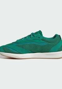 Zelená športová obuv s sieťovanou hornou časťou, semišovými akcentami, zakriveným dizajnom a bielou gumovou podrážkou s textúrovaným povrchom.