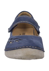 Blaue Wildlederschuhe mit runder Zehenpartie und ausgeschnittenem Blumenmuster. Verfügt über einen Klettverschluss und eine beige Gummisohle mit weißen Nähte.