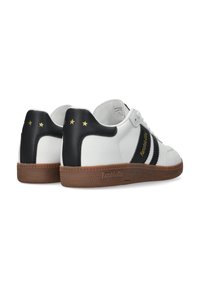 Vita lädersneakers med svarta accenter, gummisula, två svarta ränder, guldstjärndetaljer på hälen och varumärkning på sidan.