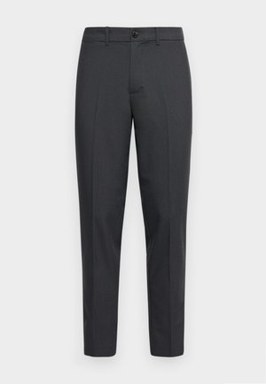 Pantalones grises de tela texturizada, con corte recto, bolsillos laterales, un botón frontal y pasadores para cinturón.