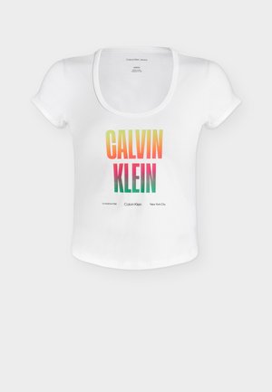 Camiseta blanca de manga corta con escote redondo y un colorido logo "CALVIN KLEIN" centrado en el frente.
