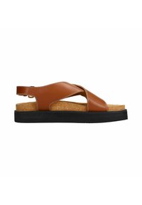 Bruine leren sandalen met kurken voetbed, met een asymmetrisch bandontwerp en een zwarte rubberen zool. Contrasterende stiksels accentueren het ontwerp.