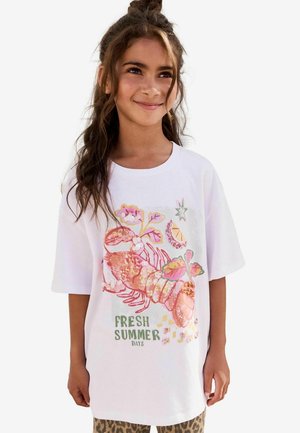 Balta per didelį t-shirt su spalvinga omaro grafika, gėlėmis ir užrašu "ŠVIEŽI VASAROS DIENOS". Minkšta medvilninė medžiaga.