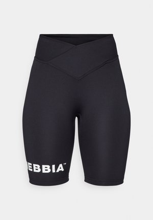 Mustat pyöräilyshortsit, joissa on korkea, ristikkäinen vyötärö. Valmistettu joustavasta materiaalista, jossa on valkoinen "DEBBIA" -merkintä vasemmassa lahkeessa. Sujuva pinta.