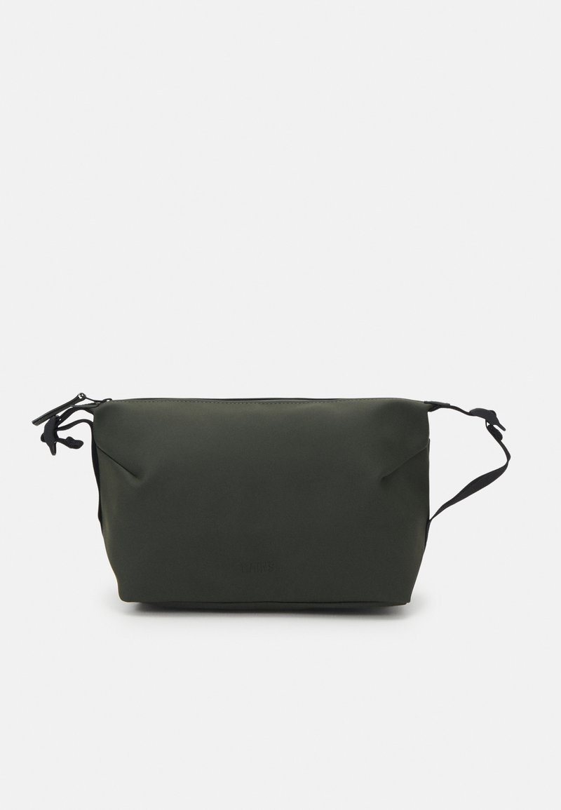Borsa verde con texture morbida, design rettangolare, chiusura con zip e tracolla regolabile. Presenta un branding minimo impresso sul davanti.