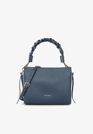 Sac à main en cuir bleu avec poignée supérieure tressée, bandoulière réglable, ferrures dorées et petit logo de la marque au centre devant.
