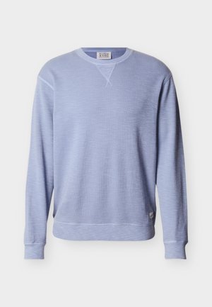 Lichtblauwe lange mouwen crewneck sweatshirts met geribbelde manchetten en zoom en een klein merkembleem aan de onderkant.