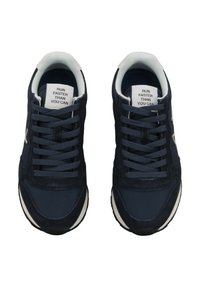 Marineblaue Sportsneakers aus einer Mischung von Wildleder und Textil, mit Schnürdesign, weißen Akzenten und einem Etikett mit der Aufschrift "Schneller laufen als du kannst."