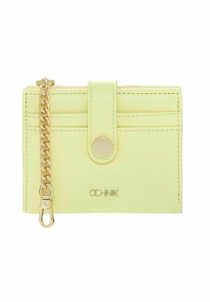 Mały jasnopopielaty skórzany portfel z zatrzaskiem, trzema miejscami na karty, złotym łańcuszkiem z klipsem oraz nazwą marki "OCHNIK" z przodu.