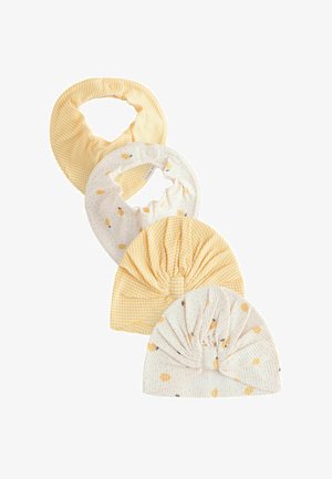 Négy sárga-fehér baba kiegészítő: két mintás bandana előke és két csavart csomós sapka összehangolt mintákkal.