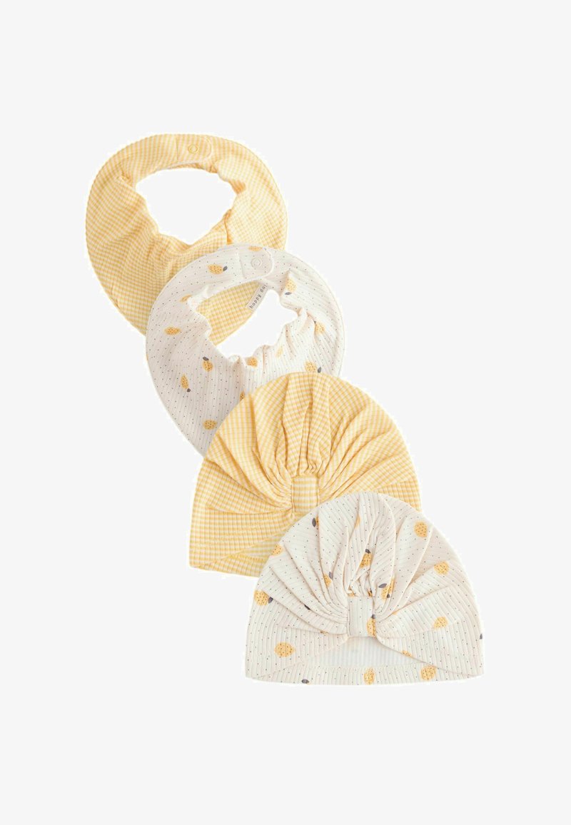 Cuatro accesorios para bebés en amarillo y blanco: dos baberos tipo bandana con estampados y dos gorros con nudo retorcido con diseños coordinados.