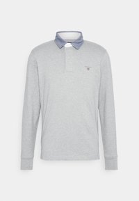 Harmaa pitkähihaine polo paita, jossa on kontrastivärinen farkk blue kaulus, ja rinnassa pieni brodeerattu logo. Pehmeä puuvillasekoitekangas.