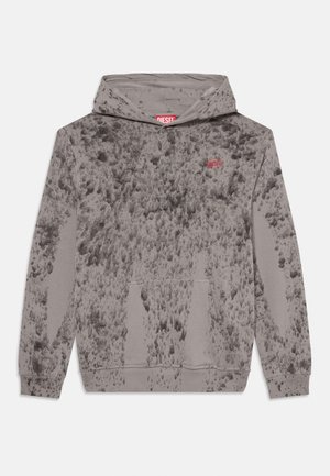 Grau Kapuzenpullover aus weichem Material mit einem strukturierten Muster aus dunklen Spritzern, einer vorderen Tasche und einem roten gestickten Logo auf der Brust.