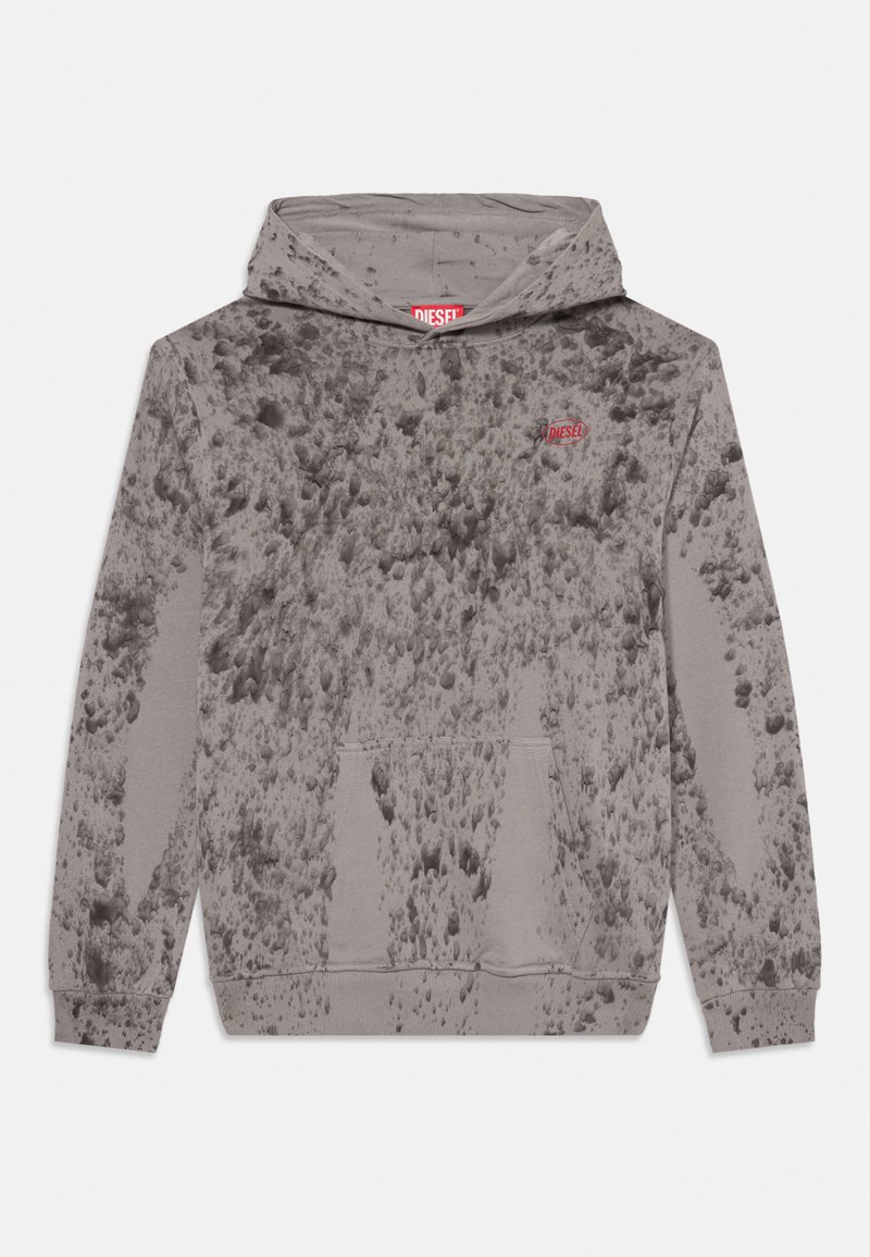 Hoodie cinza feito de um tecido suave, apresentando um padrão texturizado de manchas escuras, um bolso frontal e um logótipo bordado em vermelho no peito.