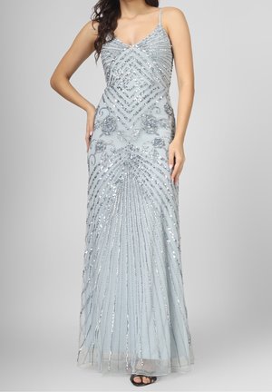 Robe longue bleu clair avec perles et sequins complexes, dotée d'un corsage ajusté, de bretelles fines et d'une jupe fluide avec des lignes verticales.