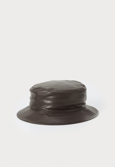 Bruin leren emmerhoed met een ronde kroon, brede gestikte rand, gladde textuur en subtiele glans. Heeft een minimalistisch ontwerp.