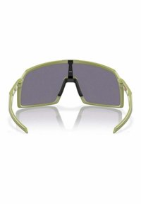 Zielone okulary przeciwsłoneczne o dużej, prostokątnej ramie, ciemnych gradientowych soczewkach i cienkich, zakrzywionych zausznikach. Posiadają centralny czarny akcent.