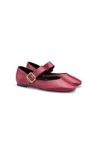 Ballerines en cuir rouge avec un design en V, semelle plate et une large sangle avec une boucle dorée. Texture lisse et bout arrondi.
