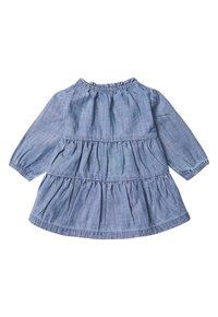 Blauwe chambray jurk met lange mouwen, verzamelde halslijn en gelaagd ontwerp. Zachte stof met een gladde textuur en subtiele schaduwen.