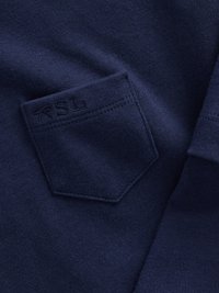 Námořnicko modrý bavlněný svetr s přišitým kapsou a vytlačeným logem, hladkou strukturou a jednoduchým designem.