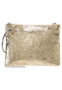 Złota metaliczna kopertówka z pofalowaną teksturą, srebrnym okuciem, odpinanym łańcuszkiem oraz okrągłym uchwytem na górze.