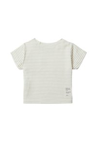 Gestreiftes kurzärmliges Hemd in hellbeige und weiß, mit einer weichen Textur und einem kleinen Etikett mit Text auf der linken Seite.