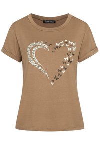 Brun bomull t-skjorte med korte, rullende ermer som har et hjerte-design laget av leopardmønster og sommerfugler i forskjellige farger.