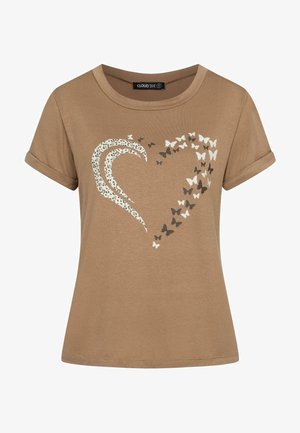 Hnedé bavlnené tričko s krátkymi rolovanými rukávmi, ktoré obsahuje dizajn srdca vyrobený z leopardi chodníka a motýľov v rôznych farbách.