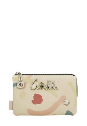 Bolso de piel sintética crema con patrones abstractos multicolores, logotipo en plata "Arelke", cierre con cremallera y detalle metálico.