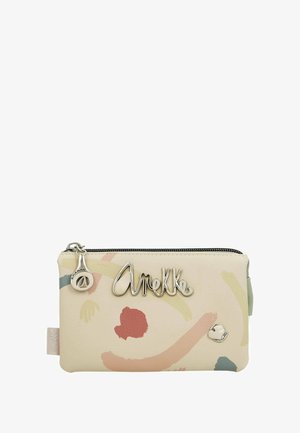 Bolso de piel sintética crema con patrones abstractos multicolores, logotipo en plata "Arelke", cierre con cremallera y detalle metálico.