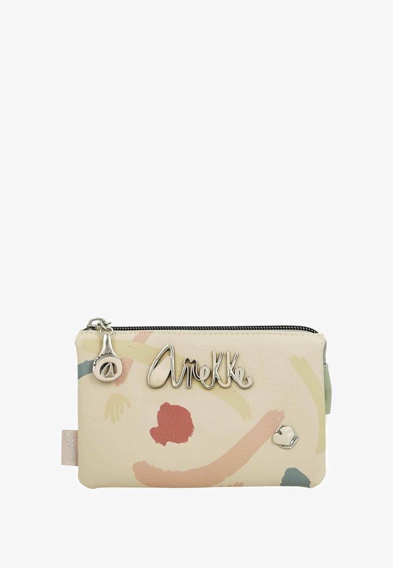 Bolso de piel sintética crema con patrones abstractos multicolores, logotipo en plata "Arelke", cierre con cremallera y detalle metálico.