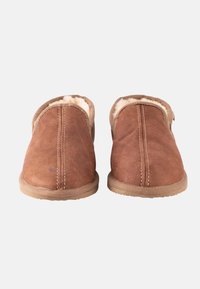 Brune ruskinds slip-on hjemmesko med en blød, struktureret indvendig foring og synlige sømme. Sålen er flad og lyse farvet.