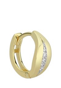 Boucle d'oreille créole en or avec un design courbé et une rangée de pierres précieuses claires incrustées le long d'un côté. Texture lisse, finition polie.