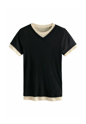 Zwart T-shirt met V-hals en korte mouwen, gelaagd over een beige geribd shirt met ronde hals, met zichtbare beige manchetten en onderzoom.