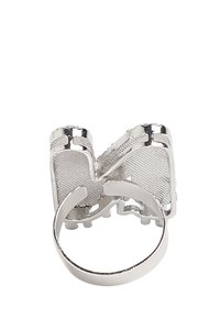 Sølv ring med et intrikat design og en tekstureret overflade, der viser et dristigt, hævet mønster og en glat, rund ring.