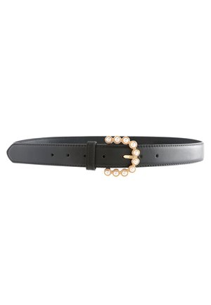 Ceinture en cuir noir avec une boucle dorée décorée de perles blanches rondes espacées uniformément, dotée de plusieurs trous de réglage.