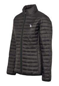 Svart vadderad jacka med dragkedja framtill, hög krage och horisontell quiltad design. Inkluderar en liten logga på vänster bröst och sidofickor.