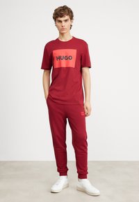 HUGO DULIVE - T-shirts med print - dark red