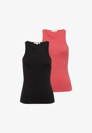 Twee tanktops tentoongesteld; één zwart, één koraal. Beide hebben een geribbelde textuur, ronde halslijnen en geen zichtbare versieringen.