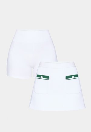 Weiße Sportshorts und ein plissierter Rock, beide aus glattem Stoff. Der Rock hat grüne Akzente und zwei vordere Taschen mit Knöpfen.