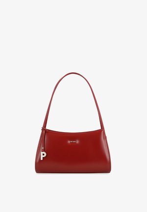 Sac à main en cuir rouge avec une seule bandoulière, petit logo argenté au centre et un charme "P" en argent suspendu sur le côté gauche.