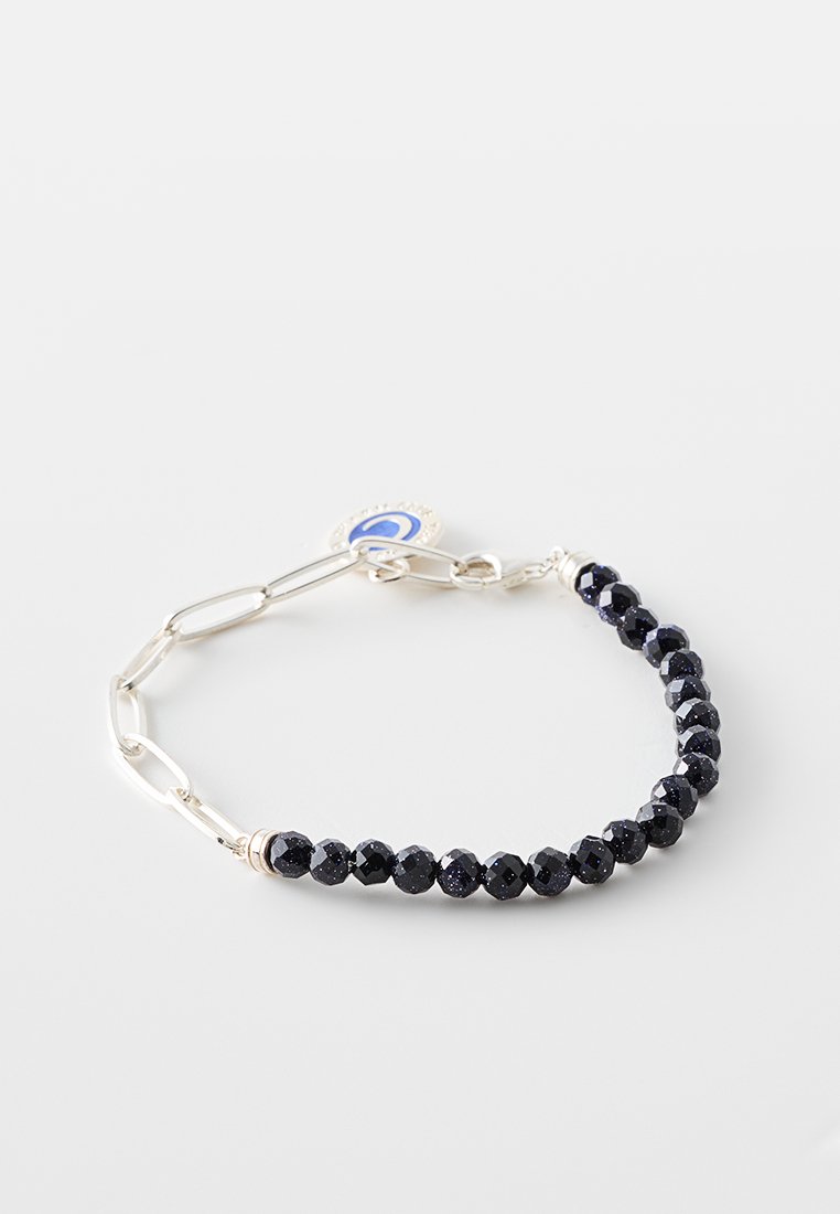 Schwarze facettierte Perlen und silberne Glieder bilden ein Armband. Es hat einen runden blauen Akzentanhänger, der an einem Glied befestigt ist.