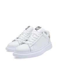 Sneakers in pelle bianca con punta rotonda, design con lacci, linguetta e colletto imbottiti, soletta testurizzata e accentuazione dorata a contrasto sul tallone.