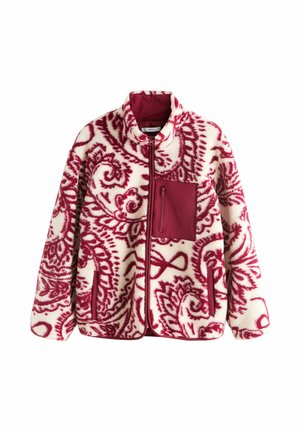 Fleecejakke med cremefarvet base og rødt paisleymønster, med høj krave, en brystlomme med lynlås og to sidelommer.