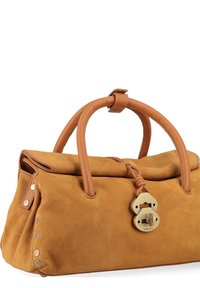 Borsa a tracolla in pelle color tan con superficie testurizzata, manici marroni e chiusura a scatto. Presenta borchie decorative in metallo sul lato.