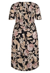 Květinové midi šaty z černé tkaniny s krátkými rukávy, řaseným pasem a kombinací růžových, béžových a zelených květinových vzorů.