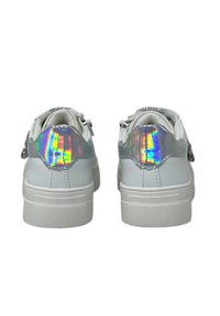 Sneaker bianche con finitura in pelle liscia, dotate di un accento olografico sul tallone e di una suola in gomma testurizzata.